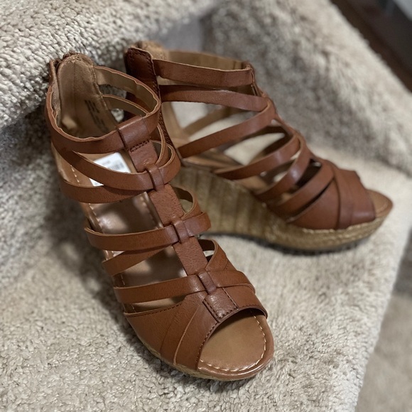 American Eagle Wedges/Sandals - Picture 2 of 4